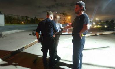 מעצר החשוד בפריצה למרכז תרבות בת"א על ידי שני שוטרים.