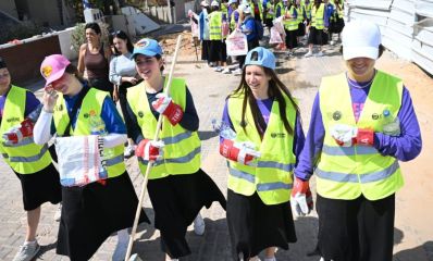 נערות עם וסט צהוב מתנדבות בשיקום השכונה, צילום: עיריית ראשון לציון
