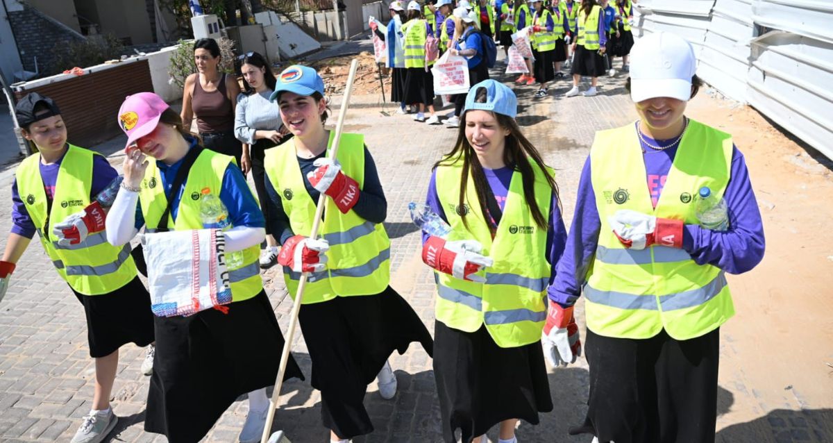 נערות עם וסט צהוב מתנדבות בשיקום השכונה, צילום: עיריית ראשון לציון