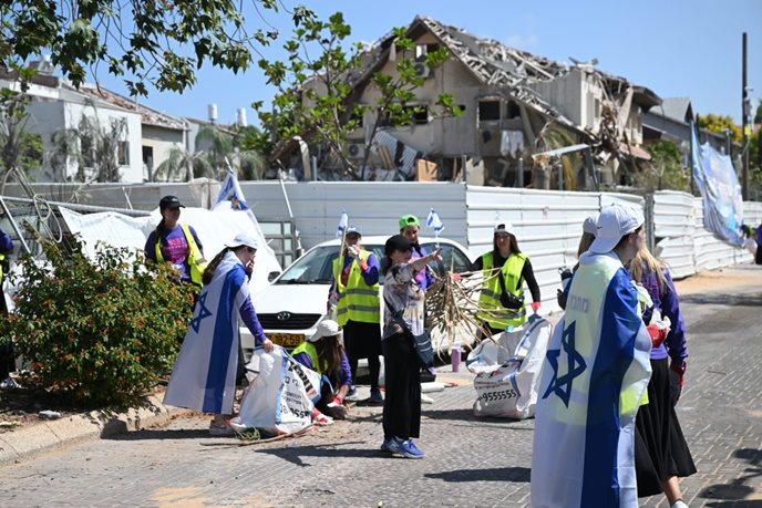 נערות מתנדבות בשיקום השכונה עם דגלי שיראל, צילום: עיריית ראשון לציון