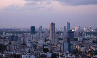 איור של ראשון לציון. צפיפות של בניינים בגדלים וגבהים שונים.