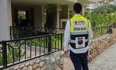 איש זק"א מחוץ לביניין בראשון לציון, צילום: יחידה 360 - זק"א