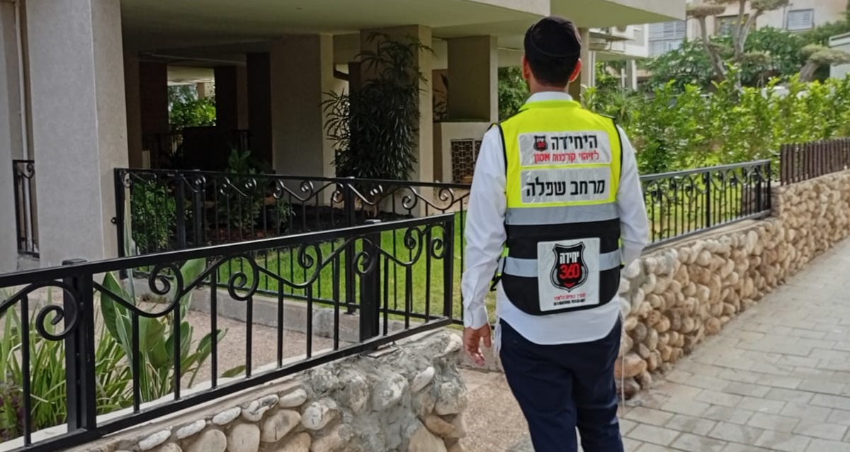 איש זק"א מחוץ לביניין בראשון לציון, צילום: יחידה 360 - זק"א