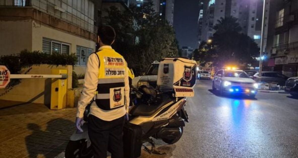 איש זק"א מחוץ לדירה בה אותרה גופת גבר בן 74 בראשל"צ. צילום: זק"א 360