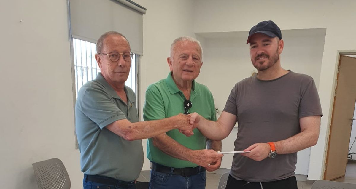 מתנדבים מחלקים שוברים למפונים מראשון לציון, צילום: בני ברית