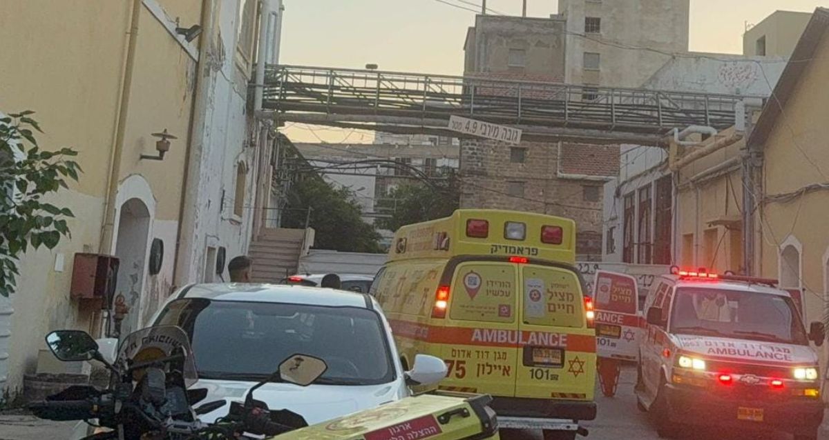 2 אמבולאנסים ואופנוע מד"א בזירת נפילת הנערות בראשון לציון, צילום: מד"א