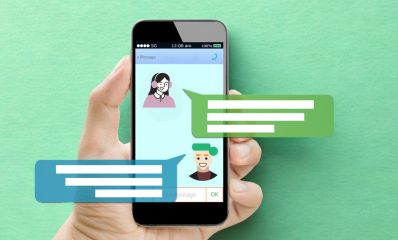 יד מחזיקה סמארטפון עם שיחת צ'אט, הדמיית בינה מלאכותית: מרחב אונליין