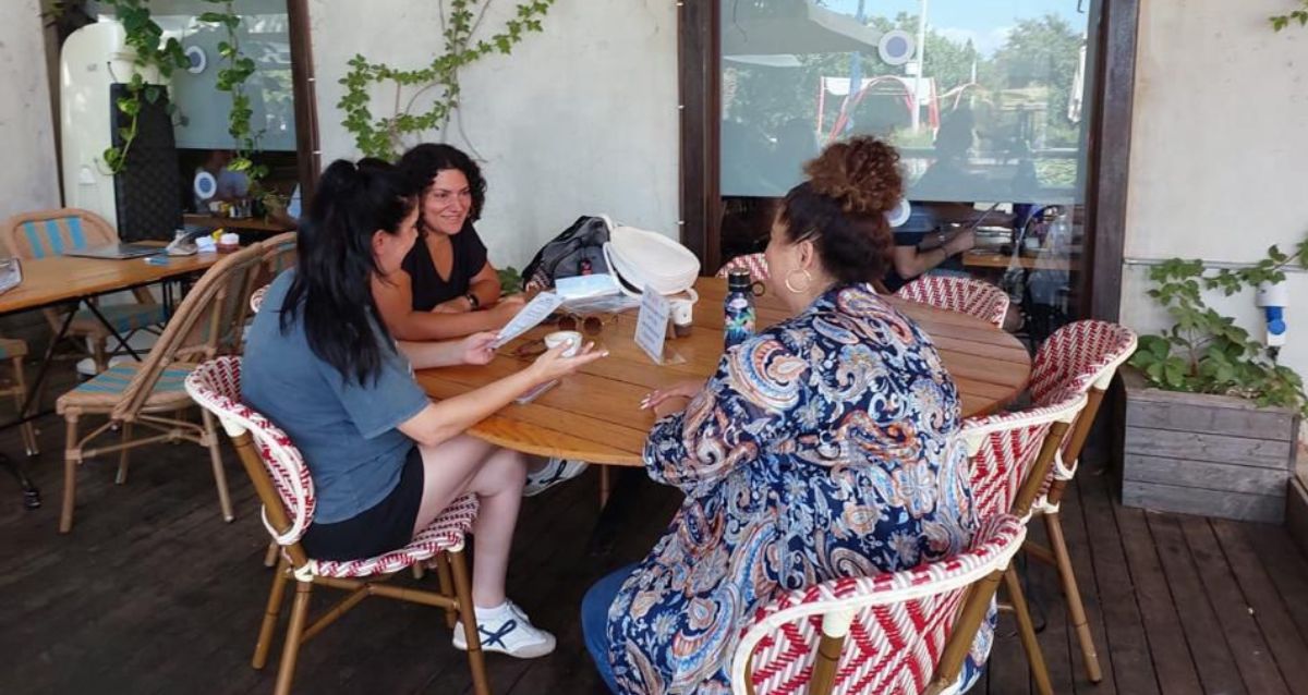 4 אמהות יושבות בבית קפה, צילום: עיריית ראשון לציון