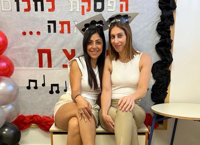 מימין לשמאל: הסייעת מירה ממי והגננת מאיה אוזן, יושבות בגן, צילום פרטי