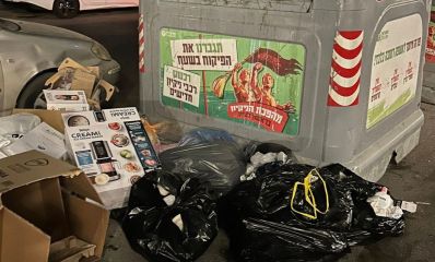 פח אשפה גדול ברחוב עם זבל מסביב, צילום: שי לוי