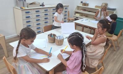 ילדות יושבות סביב שולחן בגן ומציירות, צילום: עיריית ראשון לציון