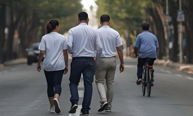 שני גברים ואישה עם חולצות לבנות צועדים על הכביש שריק ממכוניות, הדמיית בינה מלאכותית: מרחב אונליין