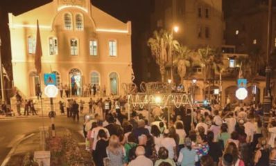 מבקרים מחוץ לבית הכנסת הגדול בראשון לציון בשעת לילה. צילום: מתוך הפייסבוק של מוזיאון ראשון לציון