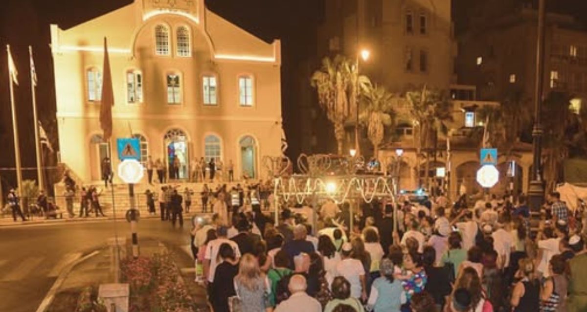 מבקרים מחוץ לבית הכנסת הגדול בראשון לציון בשעת לילה. צילום: מתוך הפייסבוק של מוזיאון ראשון לציון