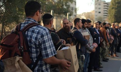 אנשים עומדים בתור ארוך עם קופסאות קרטון בידיהם, הדמיית בינה מלאכותית: מרחב אונליין
