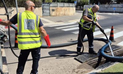 עובדי חלברת מניב בשטיפה ממוקדת של ביוב, צילום: עיריית ראשון לציון