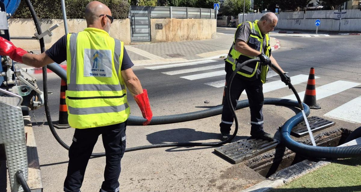 עובדי חלברת מניב בשטיפה ממוקדת של ביוב, צילום: עיריית ראשון לציון