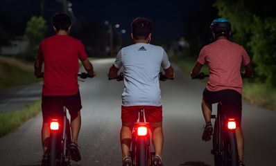 3 בני נוער רוכבים על אופניים חשמליים בלילה, הדמיית בינה מלאכותית: מרחב אונליין