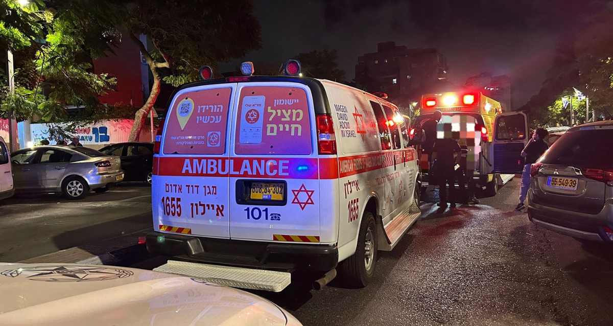 אמבולנסים בזירת אירוע הדקירה בחולון, צילום: מד"א