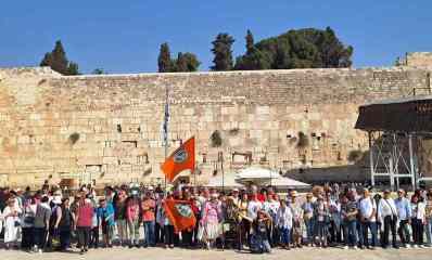 עשרות שורדי ושורדות שואה עומדים ברחבת הכותל, צילום: עירית ראשון לציון