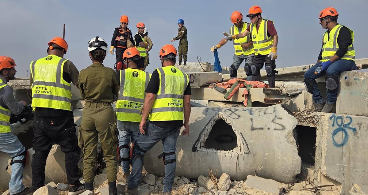 אנשי כוחות חירום עם וסטים זוהרים וקסדות בשטח אימונים לרעידת אדמה. צילום: עיריית ראשון לציון