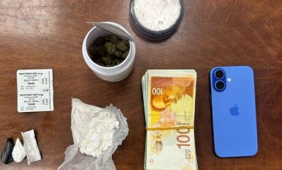כסף מזומןף פלאפון, קופסא עם מריחואנה ושקית עם קוקאין, צילום: משטרה