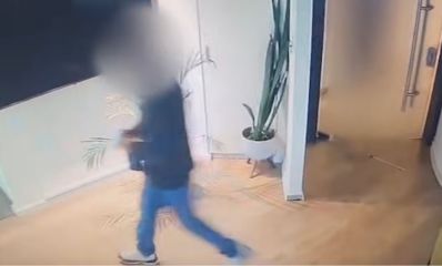 גבר מטושטש פנים במשרדי חברה כפי שתועד במצלמות אבטחה, צילום: משטרה