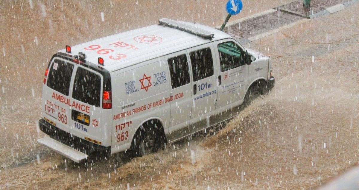 אמבולנס של מד"א בסערה. צילום: מד"א