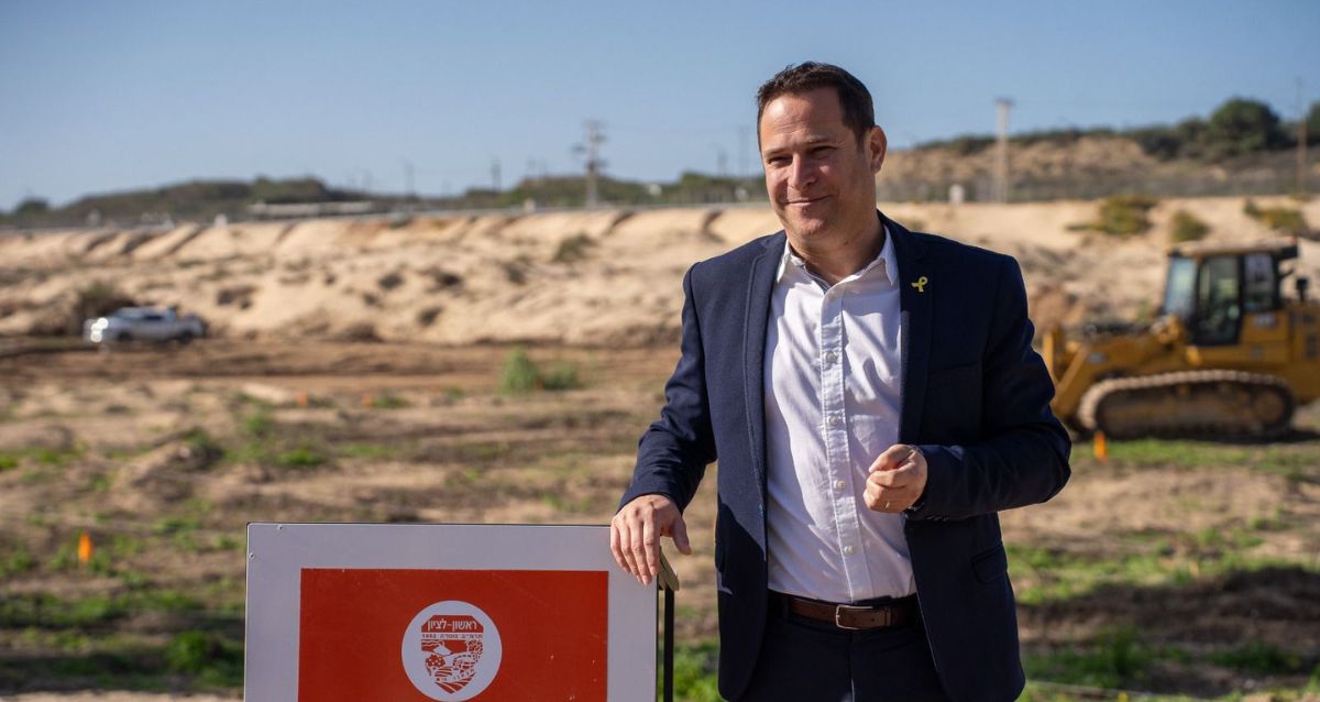 רז קינסטליך בשטח שפונה על ידי מטווח 24, צילום: דוברות עיריית ראשון לציון ואגף דוברות וקשרי ציבור במשרד הביטחון