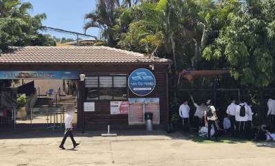 הכניסה לקאנטרי גלי הדר. קבוצת בני נוער צעירים חרדים בכניסה