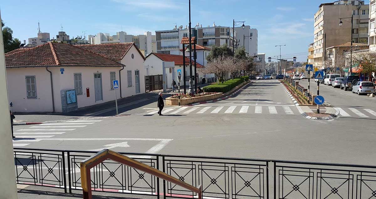 רישון של פעם במבט ממדרגות בית הכנסת הגדול לכיוון מערב, לעבר המוזיאון וכיכר המייסדים