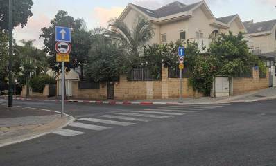 רחוב בשיכון מזרח. צומת עם שילוט חד סטרי מוגבל לרכב עד 10 טון