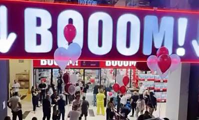 מגוון מוצרים במחירים נגישים. חנות בשם ! BOOOM , וקהל רב בפתח החנות.
