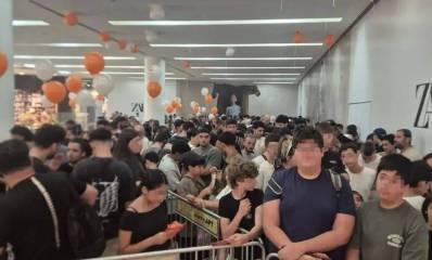 הרבה אנשים צפופים בתור בכניסה לחנות, צילום: יח"צ שיאומי