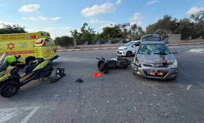 תאונת דרכים של אופנוע ומכונית. בכביש, אופנוע הל צידו, מכונית פרטית, ניידת טיפול נמרץ ואופנוע של מד"א