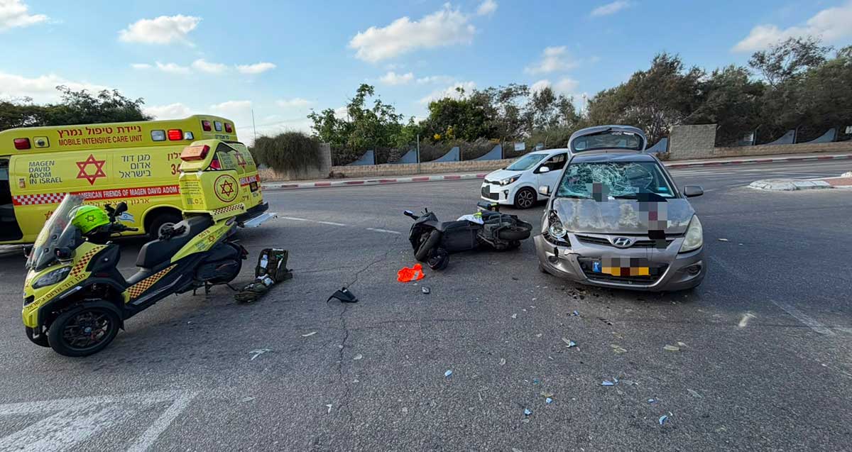תאונת דרכים של אופנוע ומכונית. בכביש, אופנוע הל צידו, מכונית פרטית, ניידת טיפול נמרץ ואופנוע של מד"א