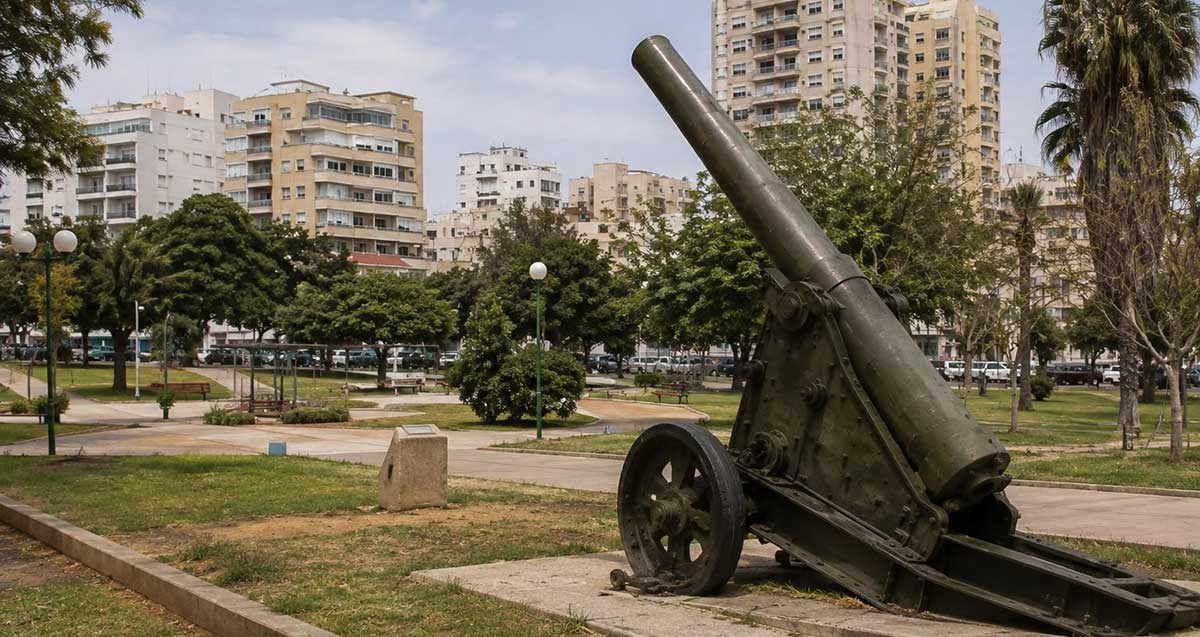 איור בינה מלאכותית של תותח דוידקה המוצב בגינה ציבורית כאנדרטה בקרבת שכונת מגורים עם בניינים