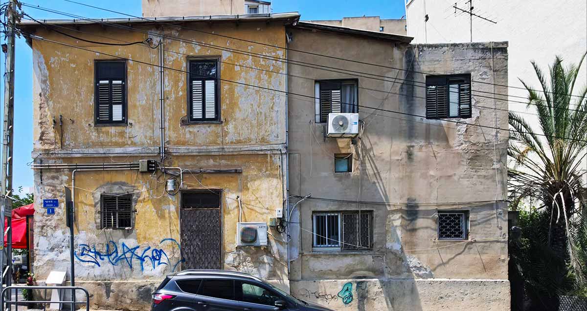 בית פרימן בראשון לציון, מתקלף בחוץ, רטיבות בקירות החיצוניים, גרפיטי וחשמלית על גבי הקירות החיצוניים