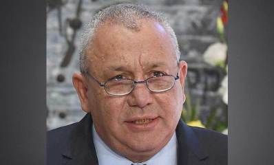 גדי אייזנקוט. צילום פנים, מרכיב משקפי ראייה.