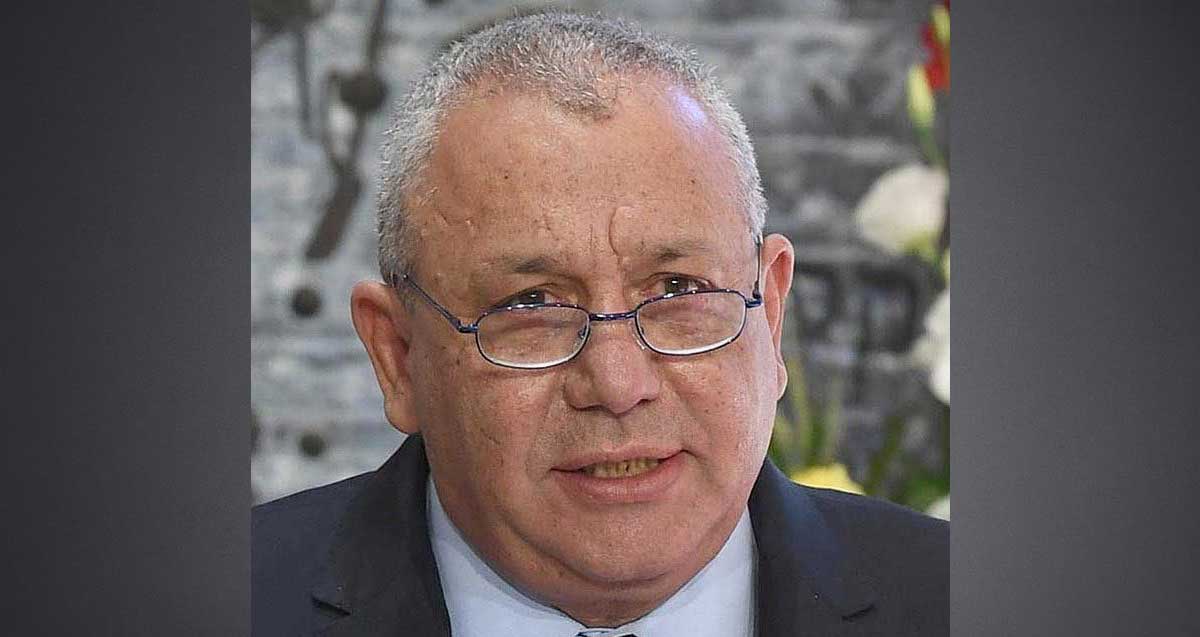 גדי אייזנקוט. צילום פנים, מרכיב משקפי ראייה.