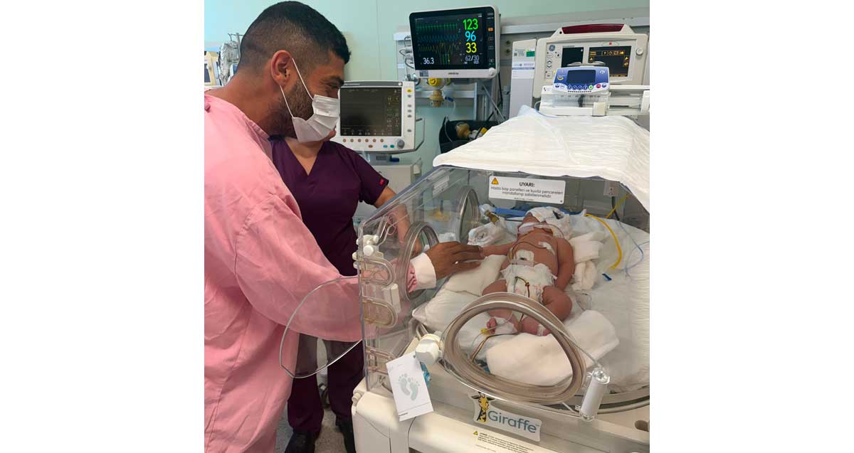 "מחכה ומתפלל שיתחזק". מאור ניר ובנו