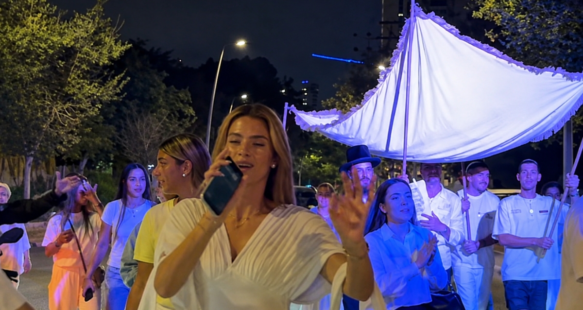 אודיה בתהלוכת הכנסת ספר תורה בראשון לציון, צילום מתוך אינסטגרם @odeyaazoulay