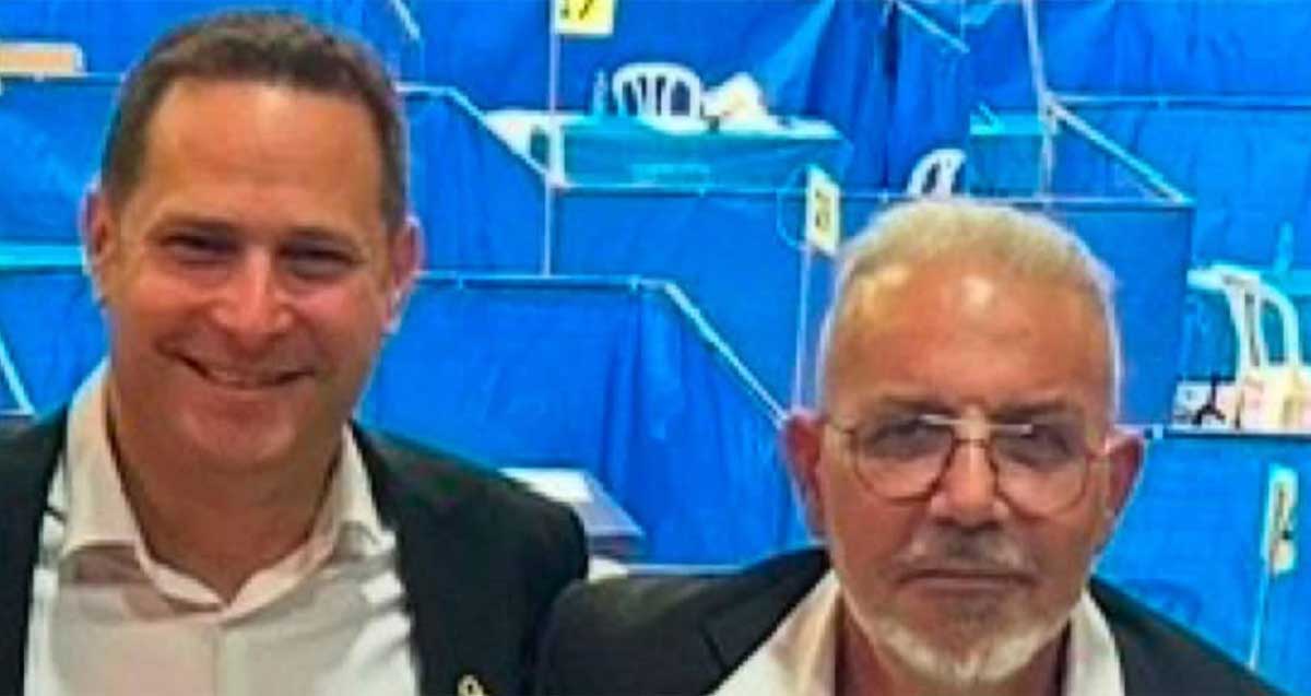ראש העיר ראשון לציון עם סגנו אבי חיים מימין