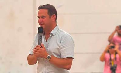 ברכה חמה. רז קינסטליך, עם מיקרופון בידיים