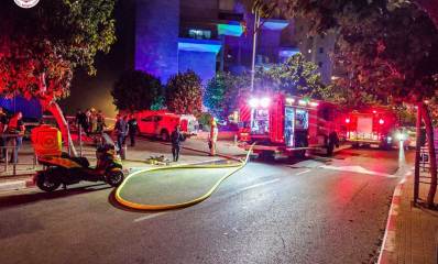 הדיירים הונחו להישאר בבתים. כבאיות, לוחמי אש ואופנוע של מד"א, ליד בניין