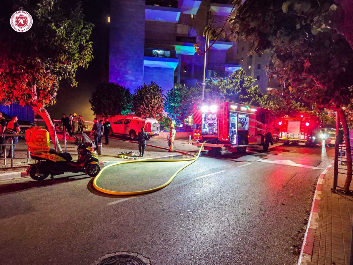 הדיירים הונחו להישאר בבתים. כבאיות, לוחמי אש ואופנוע של מד"א, ליד בניין
