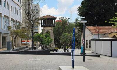 איך דיונות החול הפכו למקום שוקק חיים. תמונה של מגדל המים והבאר בצד ימין.