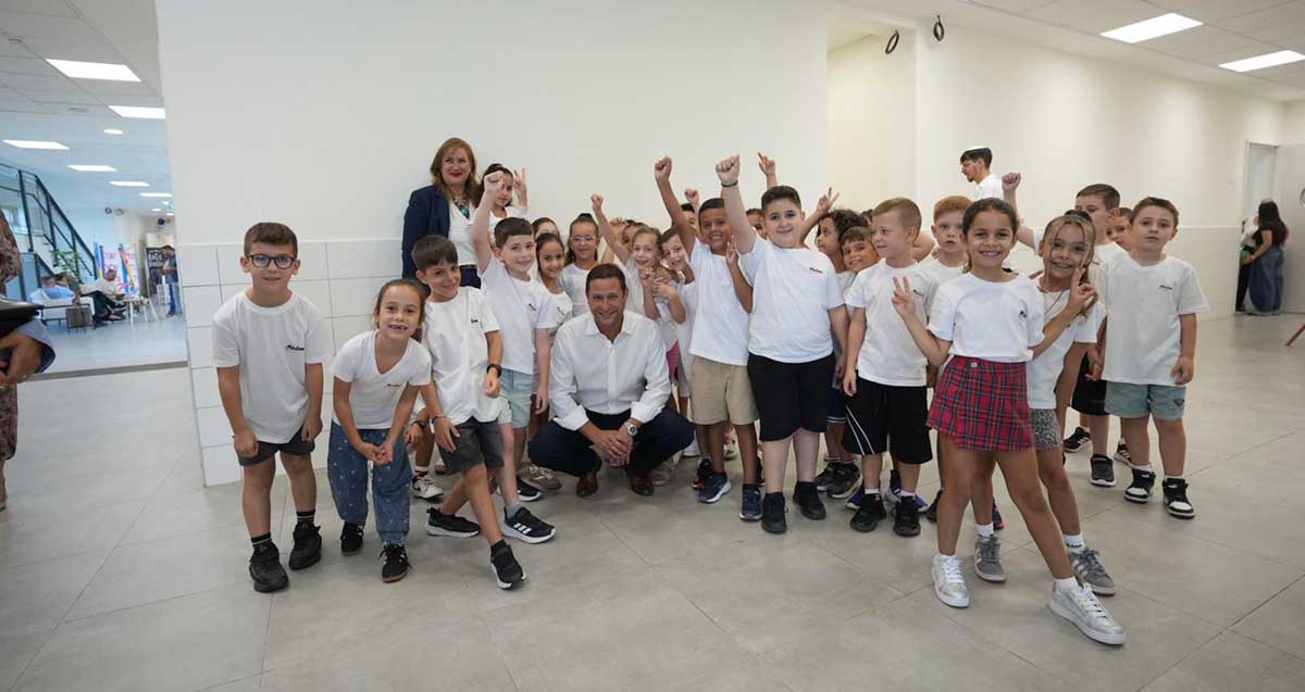 איזה כיף. חוזרים ללמוד. צילום קבוצתי של ילדי כיתה, עם ראש העיר.