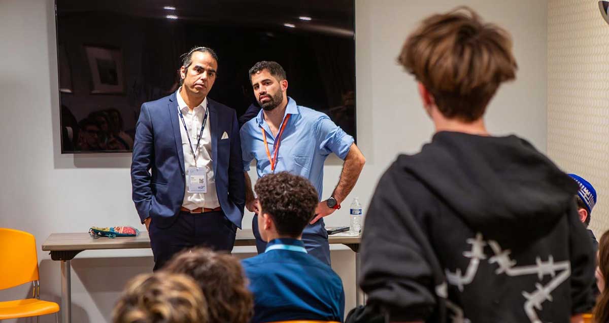 דור שחר (משמאל) בהרצאה בחו"ל