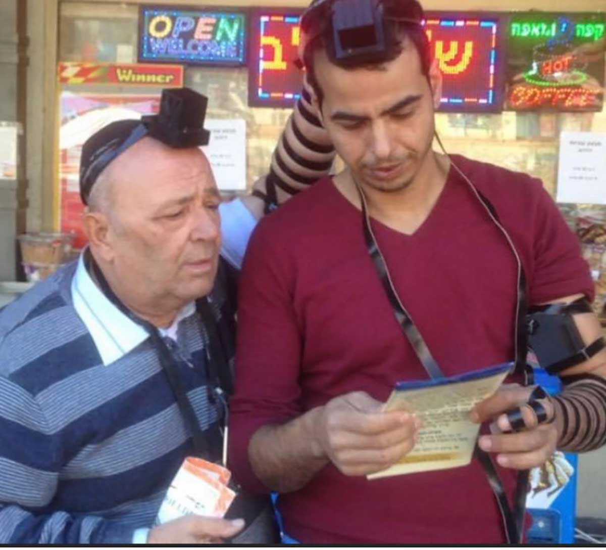 שחר דור (מימין) ונסים אוזן מהמועצה הדתית שאימץ אותו